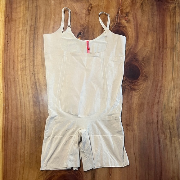 Spanx Women's Open Bust Mid Thigh Bodysuit Tan Beige Plus size 1X 10130 MM10 - Picture 1 of 5
